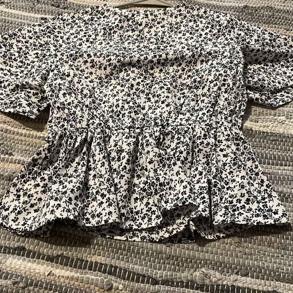 Cute stylish flower shirt, barely worn very good quality - Picture 2 of 2